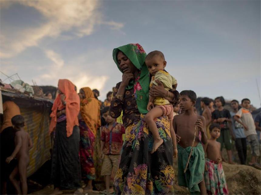 Rohingya-Frauen trauern im "Thankhali"-Flüchtlingslager um einen Angehörigen. Foto: Km Asad/ZUMA Wire