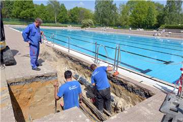 Rohrbruch kurz vor der Eröffnung: Im Freibad Cappenberger See laufen die Reparaturarbeiten.