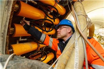 Rohrkontrolle bei Hamburg Wasser: Gut möglich, dass solche Jobs künftig von Drohnen oder Robotern übernommen werden - denn die Digitalisierung macht auch vor den Wasserversorgern nicht Halt. Foto: Dirk Uhlenbrock/HAMBURG WASSER/dpa-tmn