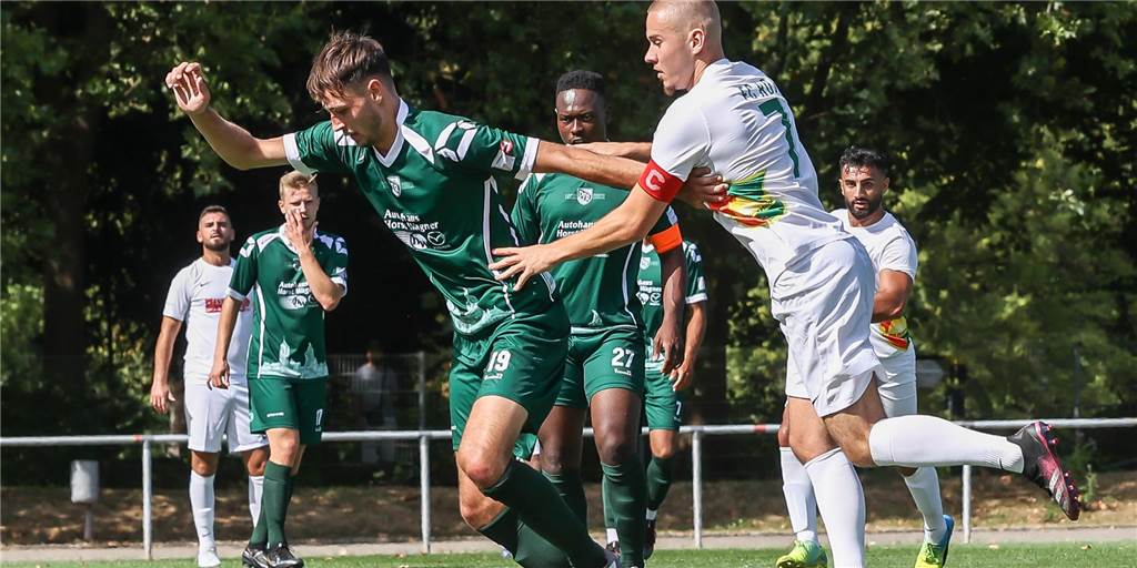 FC Roj gewinnt das Bezirksliga-Topspiel gegen Sölde - ein Duo harmoniert besonders gut Der FC Roj (weiße Trikots) gegen den VfR Sölde (grüne Trikots)