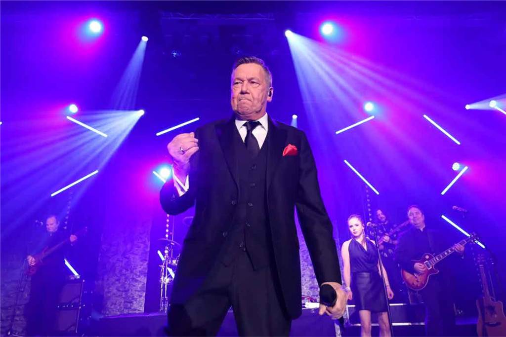 Roland Kaiser auf der Bühne der Europahalle: In Castrop-Rauxel konnte man im November 2022 zuletzt der Schlager-Legende lauschen. 2024 wird er mitsamt seiner Band wieder zu hören sein. Er gehörte dem Kuratorium der Solidarfonds-Stiftung NRW an.