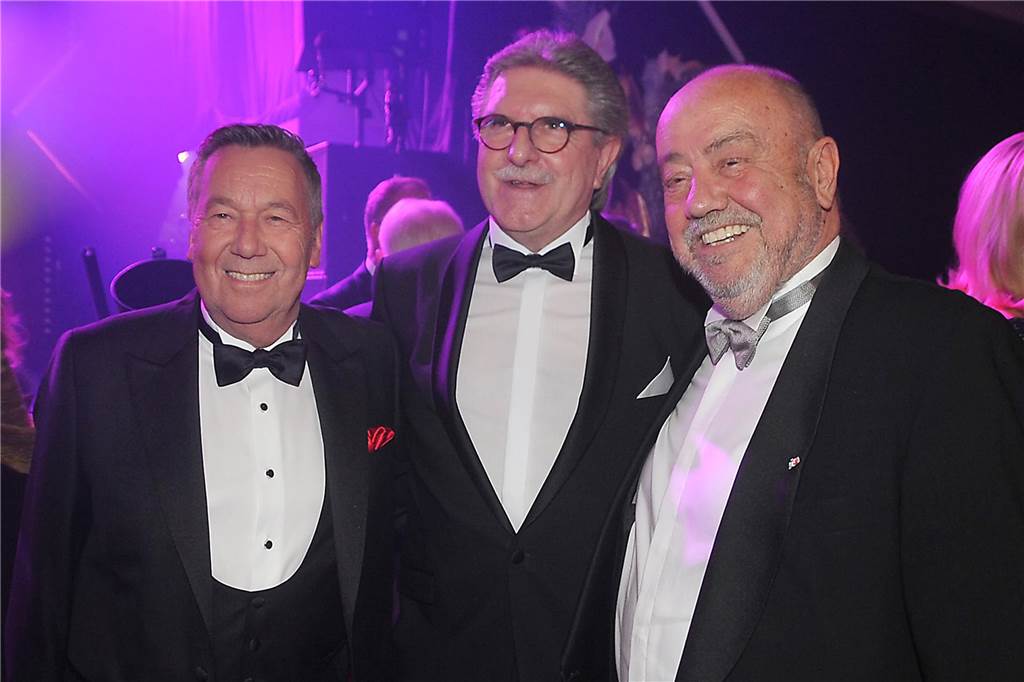 Roland Kaiser und Band live in der Europahalle: Stiftung feiert große Gala Roland Kaiser, Dr. Michael Kohlmann und Dr. Ludger Stratmann (v.l.) bei der Solidarfonds-Gala 2019 zum 30-jährigen Bestehen der Stiftung.