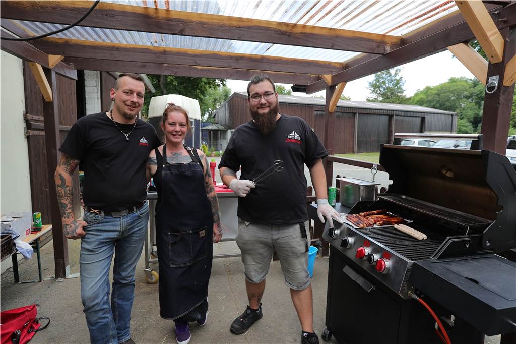Roland Kneubühler (v.l.) und Rebecca Kneubühler und Niko Heiligenpahl kümmerten sich um den Grill.
