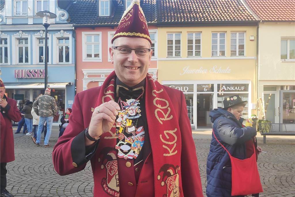 Mit Video: Karnevalsbeginn in Werne: Der Hoppeditz läutet die fünfte Jahreszeit ein Roland Nabakowski demonstriert den neuen Karnevals-Orden, der sich thematisch an der Corona-Pandemie orientiert.