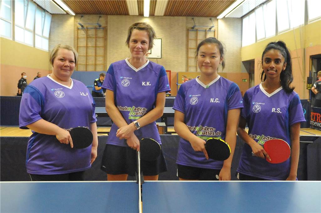 Ein Sport wird im Jahr 2021 bunter: Die 35-jährige Ära der Einheitsfarben ist dann vorbei Roland Rauxels Frauen-Team mit (v.l.n.r.) Jessica Siersiecki-Rogge, Katharina Kruse, Nikie Chien und Rijetha Sivanenthisan freut sich auf Schläger in Vereinsfarben, passend zum Trikot.