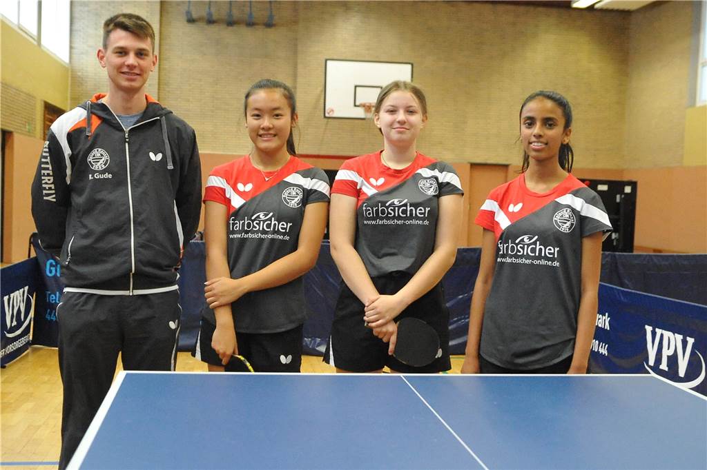 Kapitänin des Post SV bleibt lange Reise erspart, Katharina Kruse führt Roland-Frauen an Roland Rauxels sportlicher Leiter Robin Gude (v.l.n.r.) mit , Nikie Chien, Mia Scharpenberg und Rijetha Sivanenthiran. Die drei Nachwuchsspielerinnen gehören zur ersten Rauxeler Damenmannschaft seit 30 Jahren.
