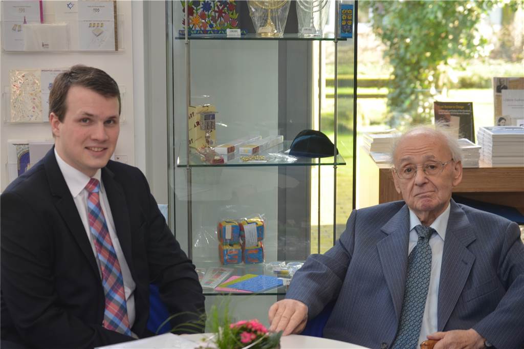 Stadt Dorsten trauert um Rolf Abrahamsohn, der mit 96 Jahren verstorben ist Rolf Abrahamsohn und Bürgermeister Tobias Stockhoff im Februar 2016 beim 90. Geburtstag von Schwester Johanna