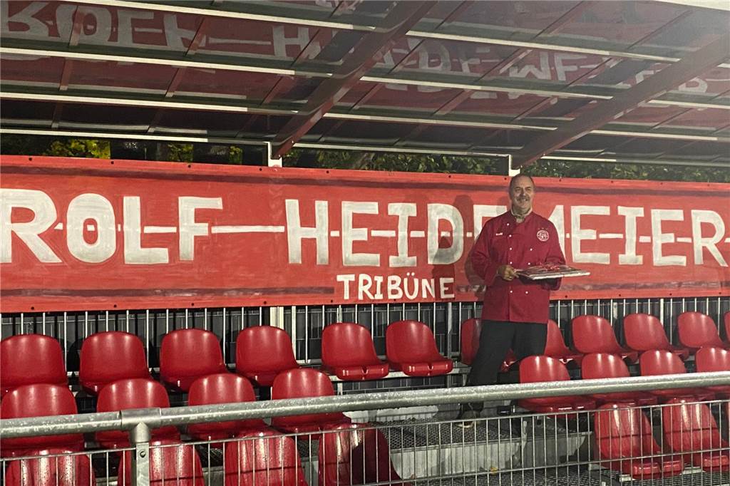 Rolf Heidemeier auf der neuen - nach ihm benannten - Tribüne
