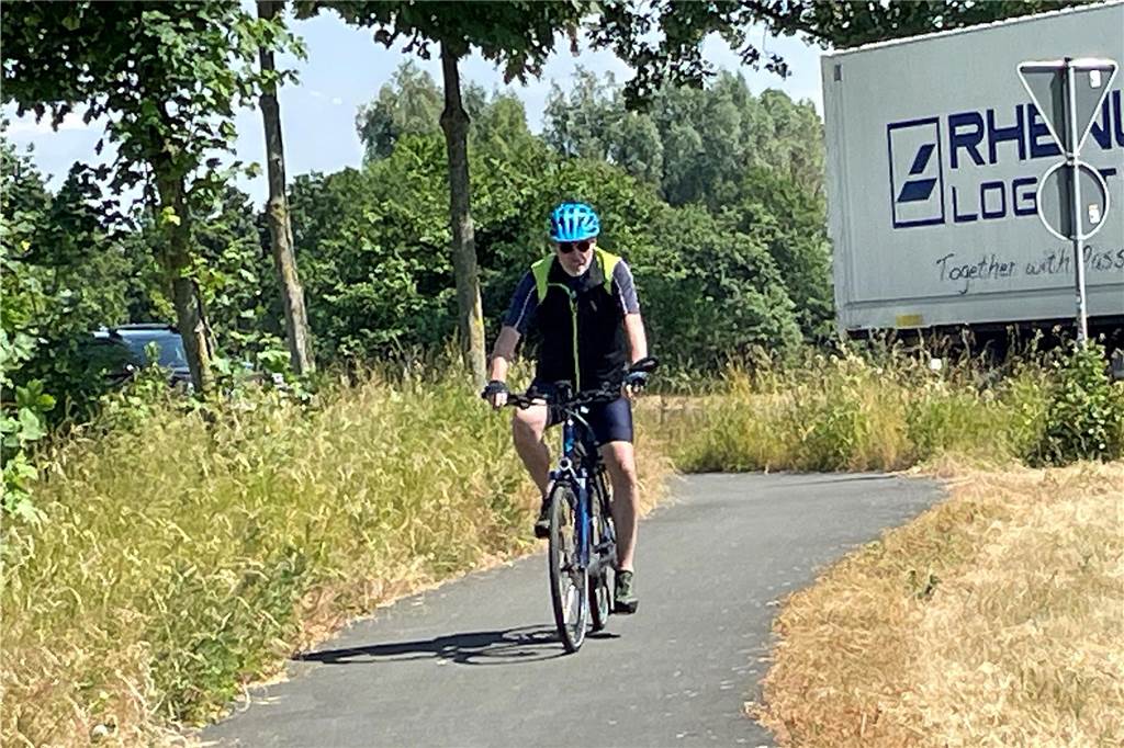 Rolf König (62) ist viel mit dem Rad unterwegs. In Werne sind ihm einige Schwachstellen aufgefallen, die Radler ausbremsen.