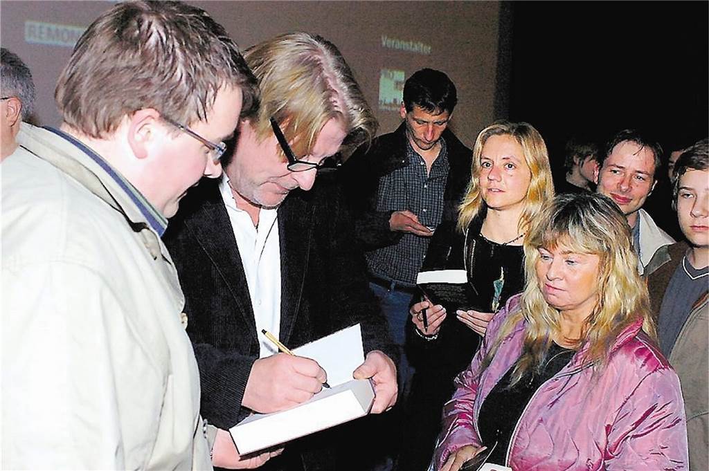 Faszinierende Literatur-Verfilmungen mit hochkarätigen Schauspielern Rolf Lassgard, der schwedische Wallander-Darsteller, beim Autogrammschreiben im Kino, während seines Besuchs in Lünen.