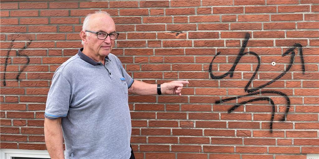 Rolf Linker ärgert sich: Sein Haus und noch andere mit Graffiti besprüht Rolf Linker zeigt auf das Graffiti an seinem Haus