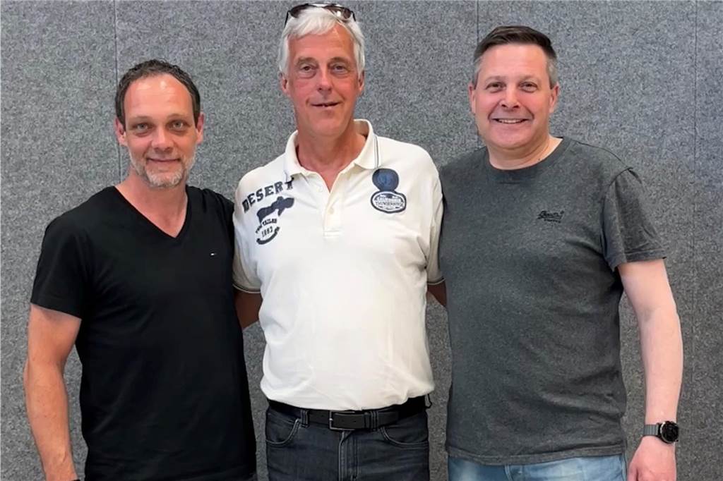 Schwerte/Westhofen hat ein Trainer-Duo - aber für welche Liga?: Neun Spieler verlassen HSG Rolf Linnemann (Mitte) hat als Sportlicher Leiter der HSG Schwerte/Westhofen aufgehört. Die Abteilungsvorsitzenden der beiden HSG-Stammvereine, Till Becker (li., TV Jahn Rot-Weiß Schwerte) und Stefan Leupold (TG Westhofen), verabschiedeten Linnemann.