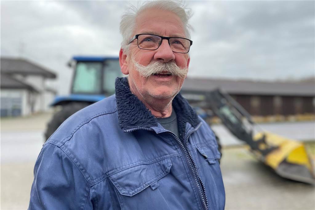 Gestüt Forstwald: Auf der Anlage in Bladenhorst leben 100 Pferde Rolf Madlung aus Herne arbeitet seit über zehn Jahren auf dem Reiterhof Gestüt Forstwald. Er fährt auch heute noch mit 65 Jahren den Traktor und kümmert sich als Hausmeister um die Wohnungen.