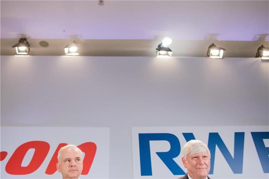 „Industriegeschichte“: Eon und RWE teilen Geschäfte auf Rolf Martin Schmitz (r.), RWE-Chef, und Johannes Teyssen, E.ON-Vorstand. Foto: Rolf Vennenbernd
