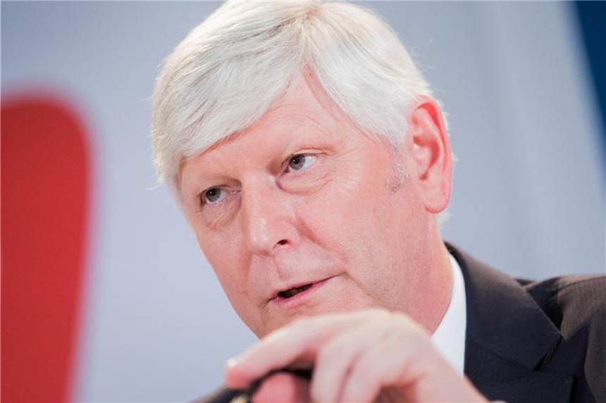 Barrikaden-Räumung schürt neuen Streit um Hambacher Forst Rolf Martin Schmitz, Vorstandsvorsitzender von RWE: „Die Annahme, dass der Forst gerettet werden kann, das ist Illusion“. Foto: Rolf Vennenbernd