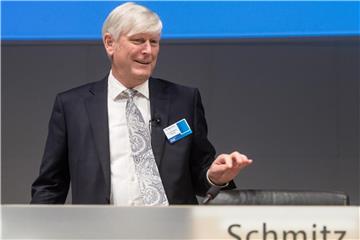 Rolf Martin Schmitz, Vorstandsvorsitzender von RWE, steht auf dem Podium. Foto: Bernd Thissen/Archiv