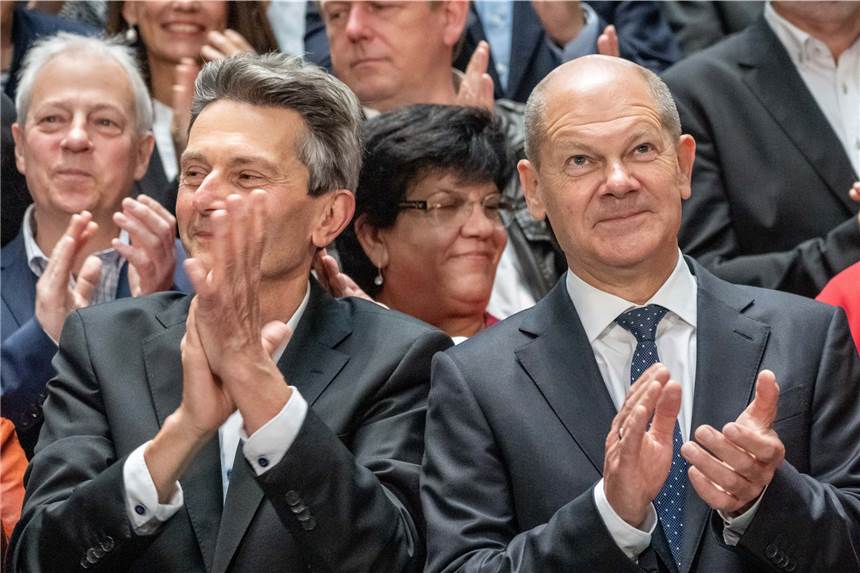 SPD vor Gesprächen selbstbewusst - Mützenich führt Fraktion Rolf Mützenich (l), Vorsitzender der SPD-Bundestagsfraktion, applaudiert neben Olaf Scholz SPD-Kanzlerkandidat und Bundesminister der Finanzen bei einem Gruppenbild nach der Sitzung der SPD-Fraktion im Bundestag.