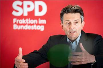 Rolf Mützenich, Vorsitzender der SPD-Bundestagsfraktion, gibt ein Pressestatement zu Beginn der Sitzung der Bundestagsfraktion seiner Partei.