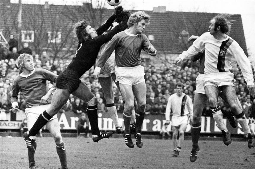Stichtag: Vor 47 Jahren gewinnt Schalke 04 mit 2:1 gegen Sparta Prag Rolf Rüssmann (l.) ist eine Schalker Abwehr-Legende.