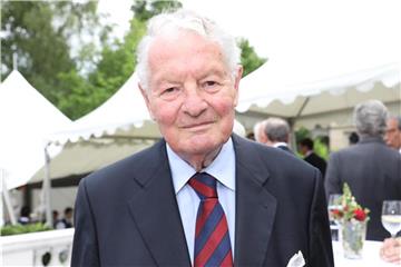 Rolf Seelmann-Eggebert kennt sich aus mit dem britischen Königshaus. Foto: Georg Wendt