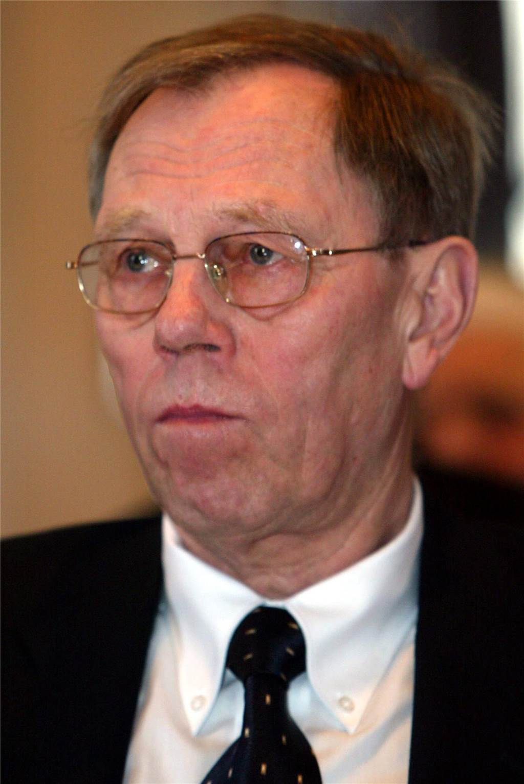 Ein Leben im Zeichen des Sports: TV Werne trauert um Hermann Westbomke Rolf Strohmenger im Anzug.