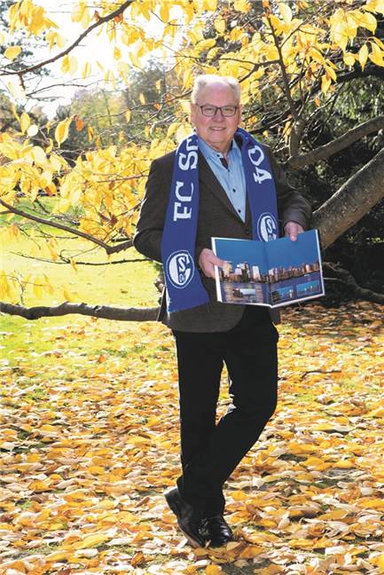 Rolf Zimmermann hat Bauchspeicheldrüsenkrebs überlebt Rolf Zimmermann liebt das Reisen. Fotobücher halten die Erinnerungen an die fernen Ziele zu Hause wach. Für seine zweite Leidenschaft muss er nicht so weit fahren: die Schalke-Arena liegt um die Ecke.