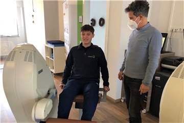 Rollentausch: Student Finn Stenert mal nicht als Trainer sondern als Trainierender im Gesundheitszentrum Westmünsterland in Legden aktiv, lässt sich von Dr. Christoph Jolk noch Tipps geben.