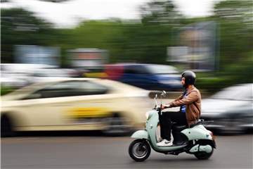 Roller sollten auf der Straße immer mittig fahren. Foto: Jens Kalaene