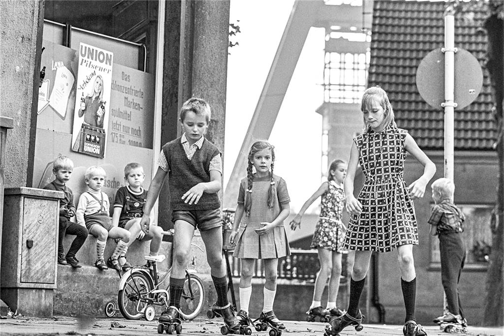 Helmut Orwat war der rasende Fotograf: Ausstellung zeigt seine Pressefotografie Rollschuh laufende Kinder fotografierte Helmut Orwat um 1968 in Herne.