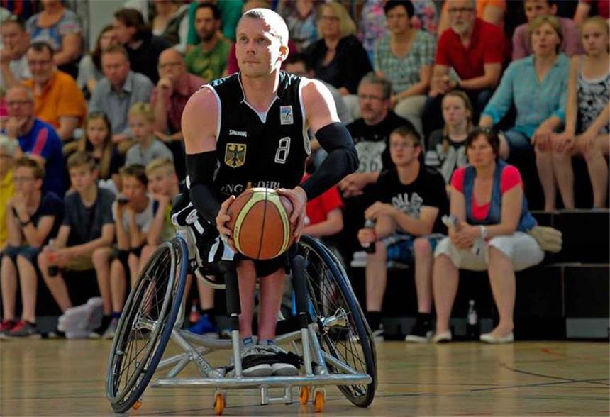 Weihnachtsgrüße auf Englisch und Italienisch Rollstuhlbasketballer André Bienek hat durch seine Sportler-Laufbahn offenbar Freunde in vielen Ländern.