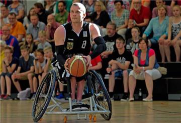 Rollstuhlbasketballer André Bienek hat durch seine Sportler-Laufbahn offenbar Freunde in vielen Ländern.