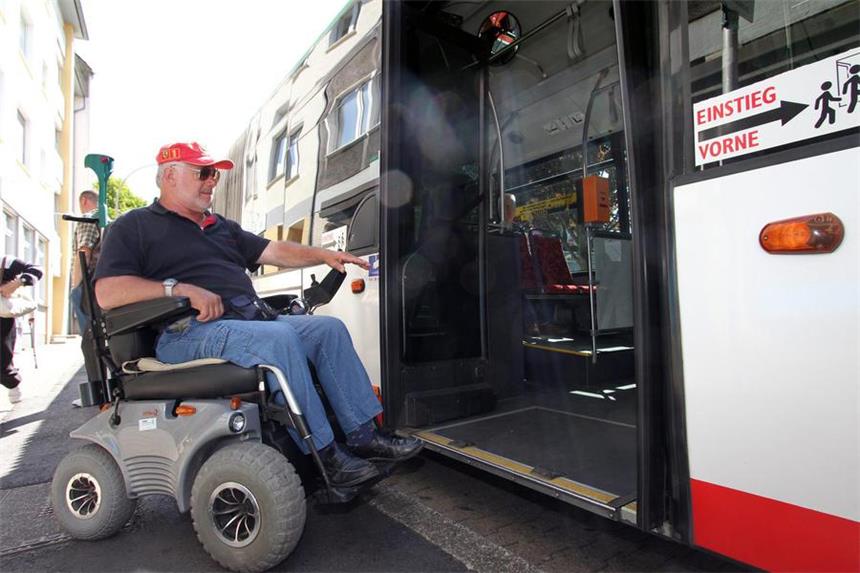 Rollstuhlfahrer klagt wieder gegen DSW21 Rollstuhlfahrer Hans Stattkus.