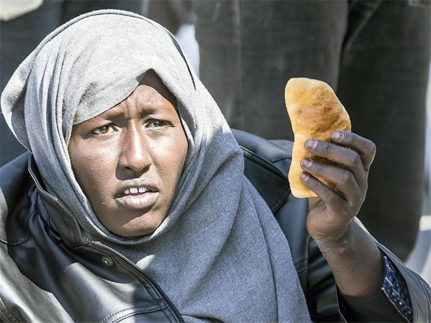 Entsetzen nach Tod hunderter Flüchtlinge im Mittelmeer Rom fordert seit langem mehr Hilfe aus Brüssel, um die Flüchtlingskrise in den Griff zu bekommen. Foto: Francesco Arena