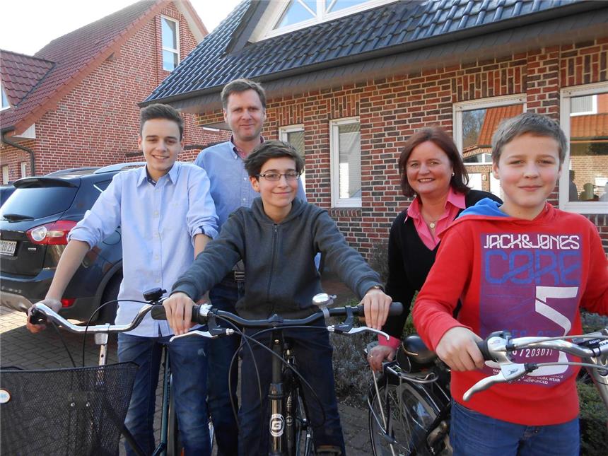 Französischer Neuzugang Romain Cazaban (Mitte) im Kreis der Gastfamilie Brinkmann. Mit den Söhnen Florian (l.) und Moritz (r.) spricht er viel Französisch, was die Eltern Christoph und Bettina Brinkmann natürlich hinsichtlich der Sprachkenntnisse sehr freut.