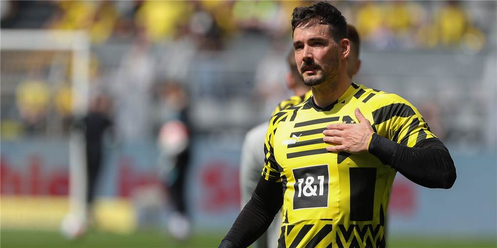 „Ein großes Kapitel meiner Karriere“: Bürki erlebt berührenden BVB-Abschied Roman Bürki klopft mit seiner linken Hand aufs BVB-Wappen.