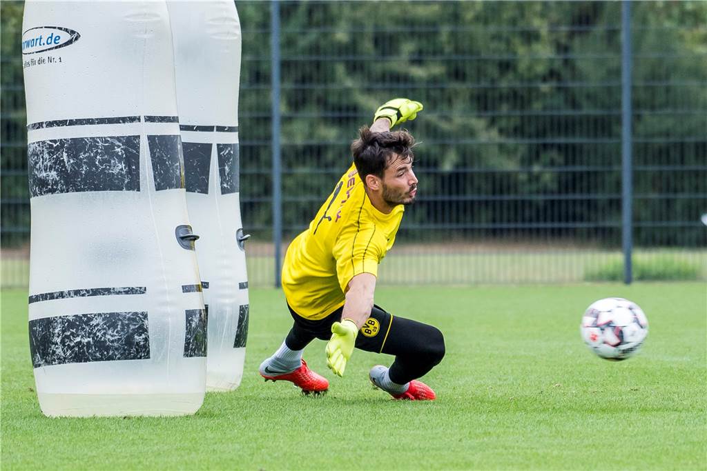 Roman Bürki hat im Kampf um den Platz im BVB-Tor die Nase vorn Roman Bürki geht als Torhüter Nummer eins in die BVB-Saison. Seine Stärken im Aufbau spielen in den Planungen von Trainer Lucien Favre eine große Rolle.