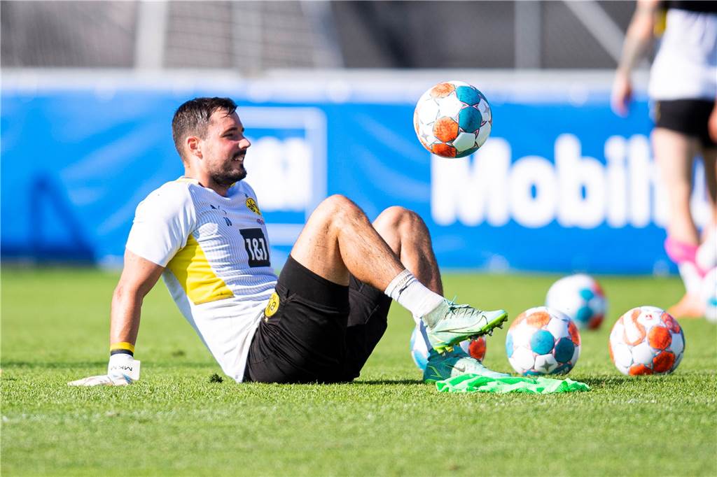 BVB droht Rekordverlust - zu großer Kader verschärft den finanziellen Druck Roman Bürki ist in der BVB-Torhüterhierarchie auf Rang drei abgerutscht.