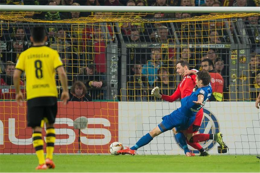 Bürki schwach - Castro ist nun richtig in Tritt Roman Bürki patzt, Srdjan Lakic erzielt die Paderborner Führung.