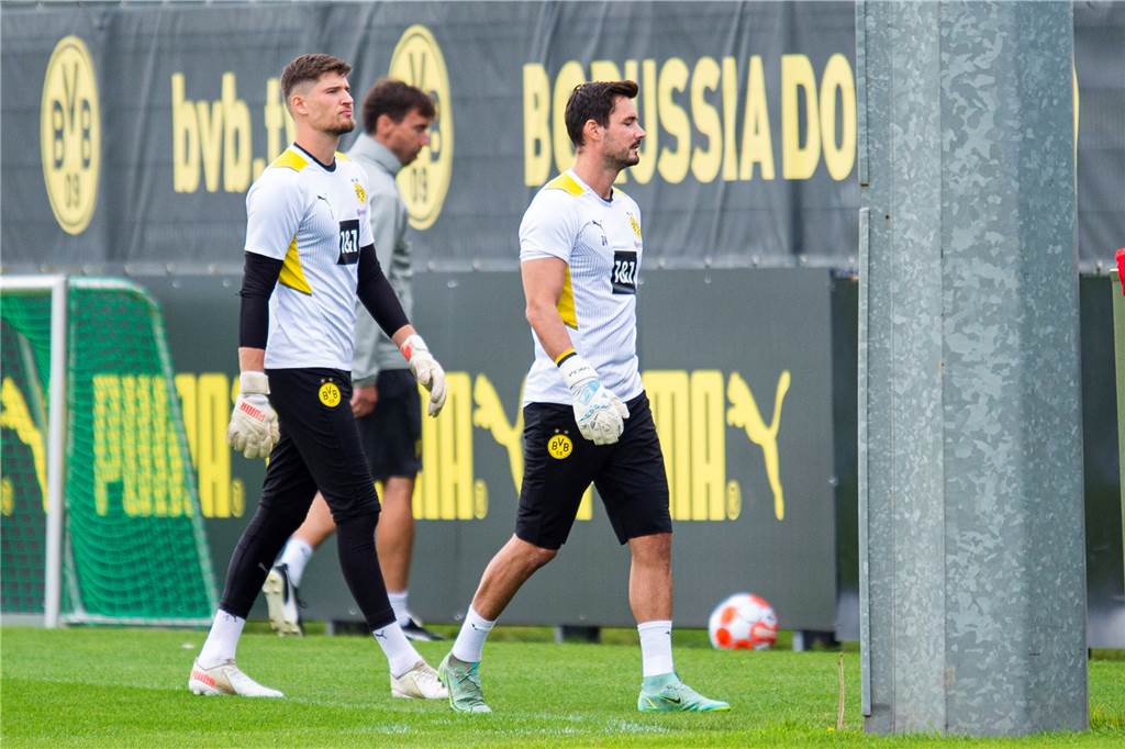 BVB-Torwart Roman Bürki im Exklusiv-Interview: „Das würde mich kaputt machen“ Roman Bürki (r.) hat seinen Status als Nummer eins an den im Sommer aus Stuttgart verpflichteten Gregor Kobel (links) eingebüßt.