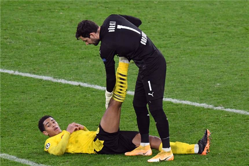 Roman Bürki (r.) kümmert sich um BVB-Youngster Jude Bellingham.