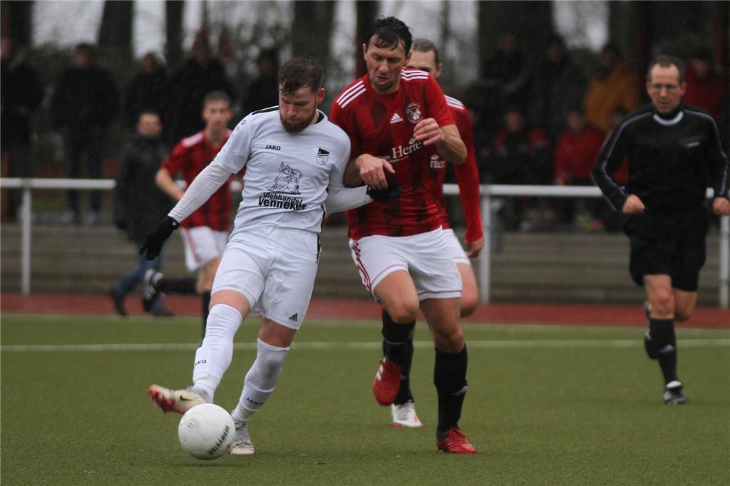 Trotz Slapstick-Gegentor: FC Nordkirchen bleibt mit Zittersieg weiter Tabellenführer Roman Humenscheimer (l.) und der FC Nordkirchen gewannen mit 2:1 gegen den TuS Eichlinghofen.