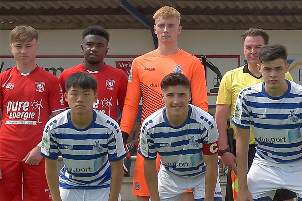 Heeker MSV-Profi Roman Schabbing: „Aus allen Ecken kamen Glückwünsche“ Roman Schabbing (M.), hier bei einem Testspiel im Heeker Dinkelstadion im Sommer 2020, freut sich auf die Herausforderungen im Duisburger Profikader.