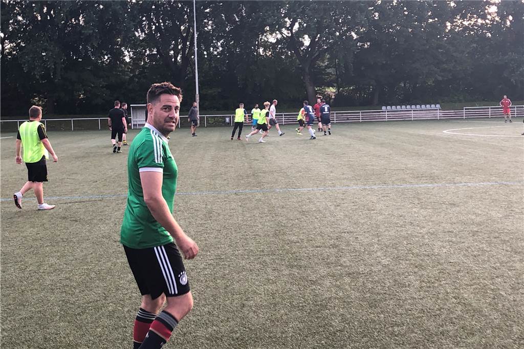 Roman Senga: „Ich würde immer U47 fahren und bei Rot-Weiß Germania pöhlen“ Roman Senga in seinem Element: auf dem Fußballfeld.