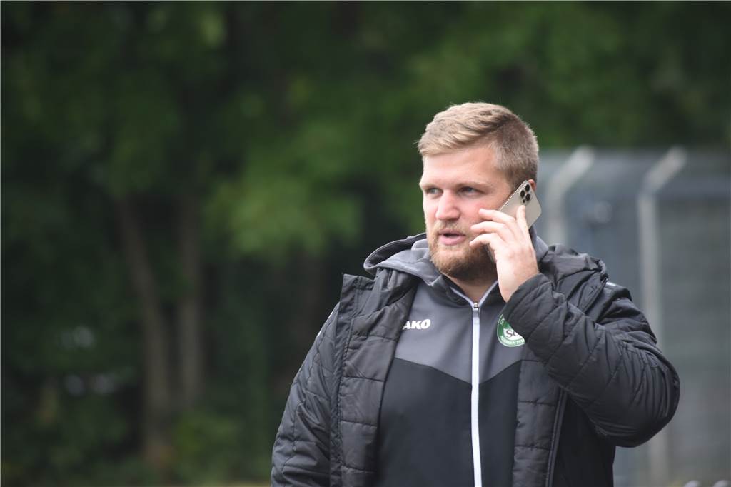 SG Massen wirft Stammspieler raus, der zum VfR Sölde wechselt: „Verhalten ist eine Vollkatastrophe“ Roman Spielfeld: „Scheinbar gibt es Fairness für den VfR Sölde nur in eine Richtung und zwar in die eigene. Ich kann mich noch sehr gut an das Wehklagen der Sölder erinnern, als Andreas Heiß trotz Zusage beim VfR zum Ligakonkurrenten HSC II gewechselt ist.“