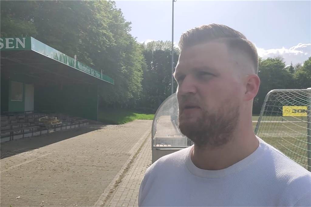 Fleißige SG Massen treibt Stadion-Modernisierung voran: „Es werden sich einige umgucken“ Roman Spielfeld vor der Sitztribüne der SG Massen. Der Verein besitzt in der Stadt so ein Alleinstellungsmerkmal.