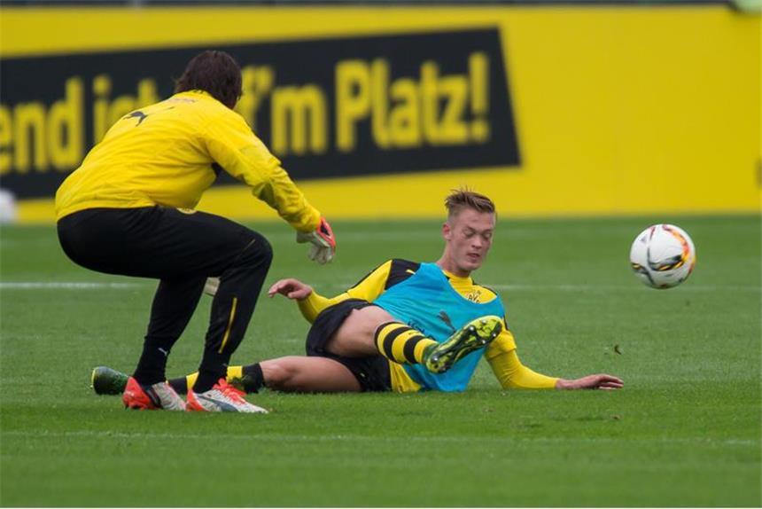 Dauerregen: Rutschpartie in Brackel Roman Weidenfeller braucht nicht einzugreifen. Der 16-jährige Patrick Fritsch klärt mit viel Einsatz.