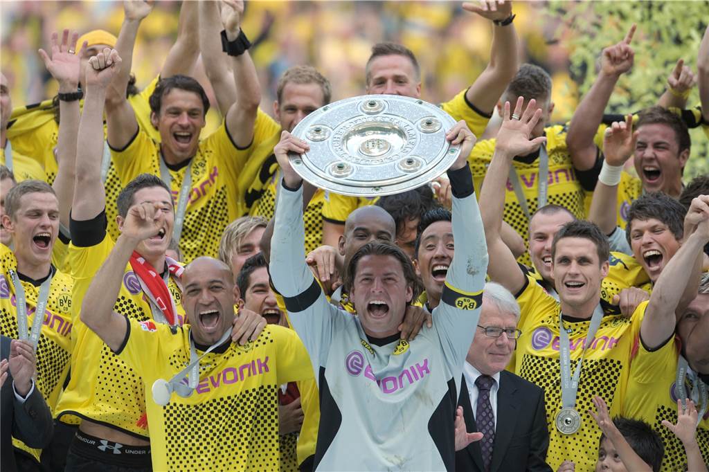 Roman Weidenfeller hat Geburtstag: Die 40 unglaublichsten Fakten Roman Weidenfeller stemmt 2011 die Meisterschale in die Höhe.