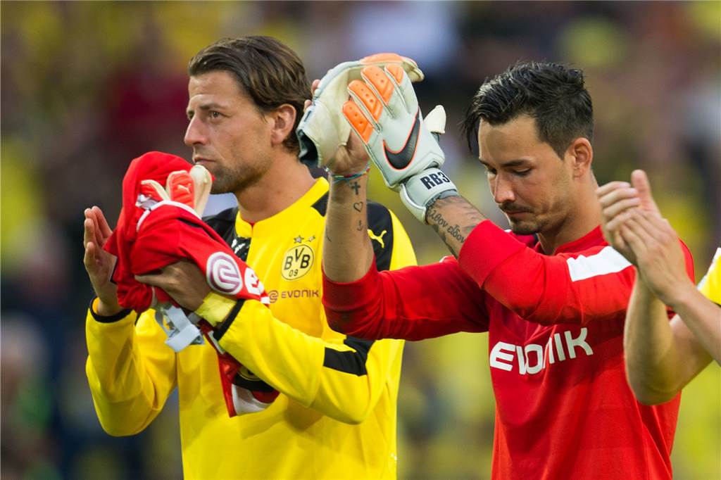 Roman Weidenfeller hat Geburtstag: Die 40 unglaublichsten Fakten Roman Weidenfeller und sein Nachfolger im BVB-Tor Roman Bürki (r.).