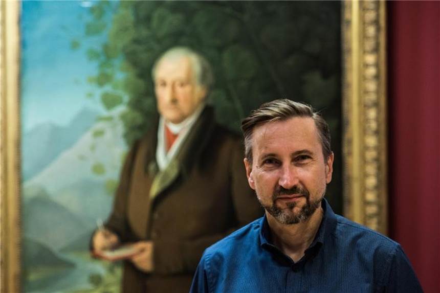 Sehnsuchtsort: Die Romantiker und der Wald Romantik-Forscher Wolfgang Bunzel vor einem Bild von Johann Wolfgang von Goethe im Goethe-Haus. Foto: Andreas Arnold