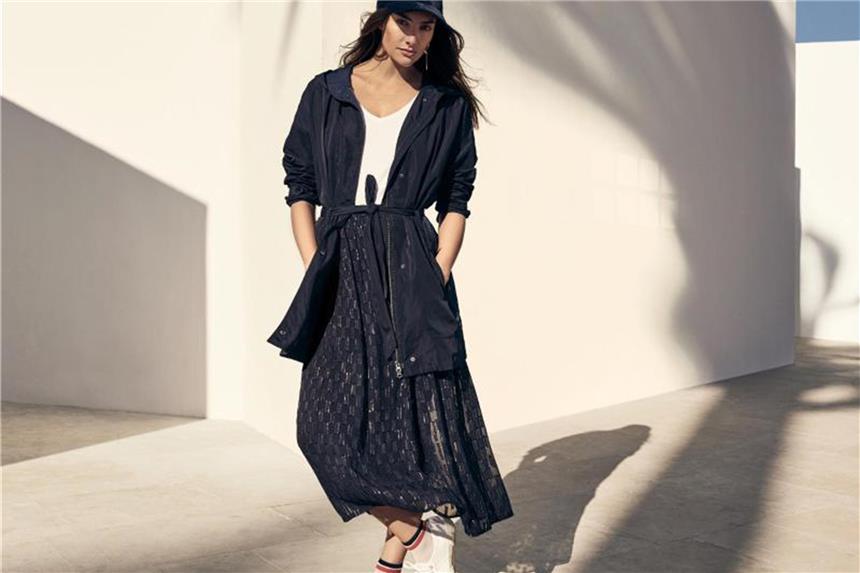 Jogginghose und Leggins: Athleisure-Mode für die Frau Romantik trifft Sportlichkeit: Der Kontrast zwischen Rock, lässigem Mantel, Sneaker und Basecap ergibt einen femininen und doch sportlichen Look (Shirt ca. 36 Euro, Mantel ca. 140 Euro, Rock ca. 80 Euro). Foto: Triangle/dpa
